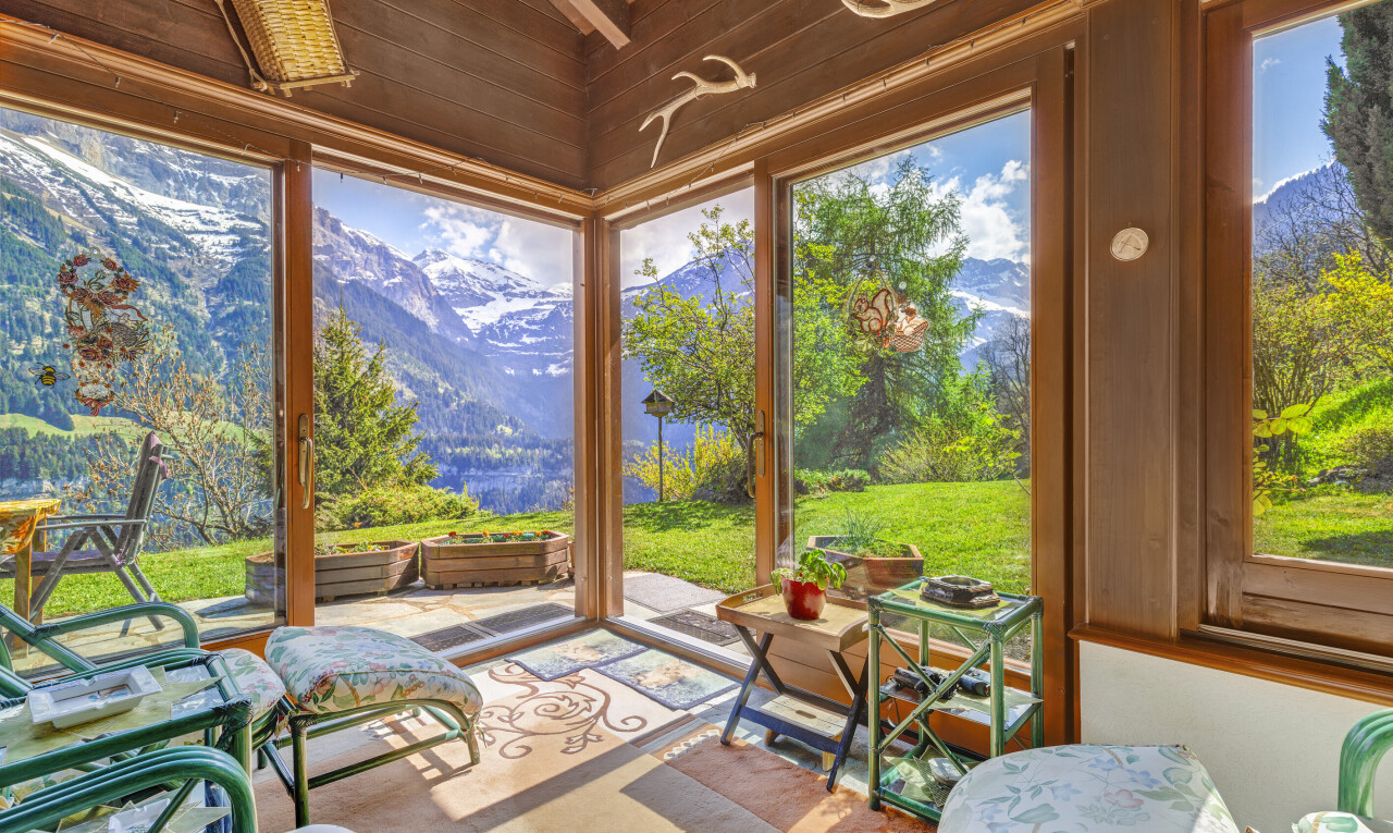 terrasse mit blick auf die berge, mountain view, day time, inside property, und rasen