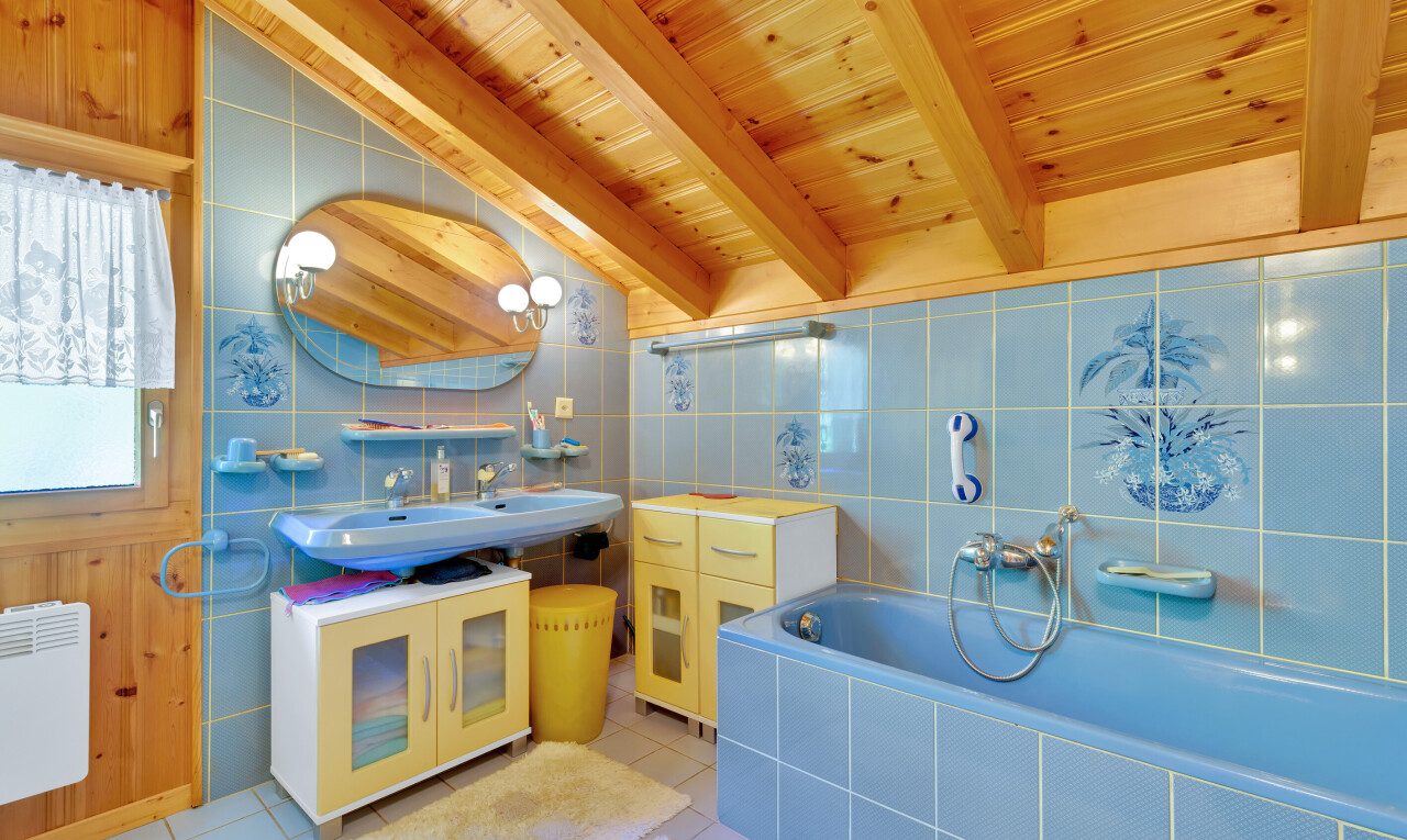 bad mit tile wall, fliesenwand, komplettes badezimmer, bad, und spiegel