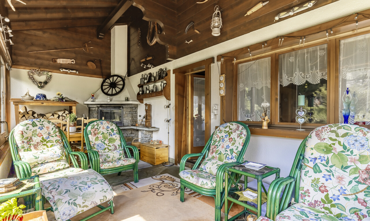 espace intérieur avec cheminée, plafond voûté, et vaulted ceiling