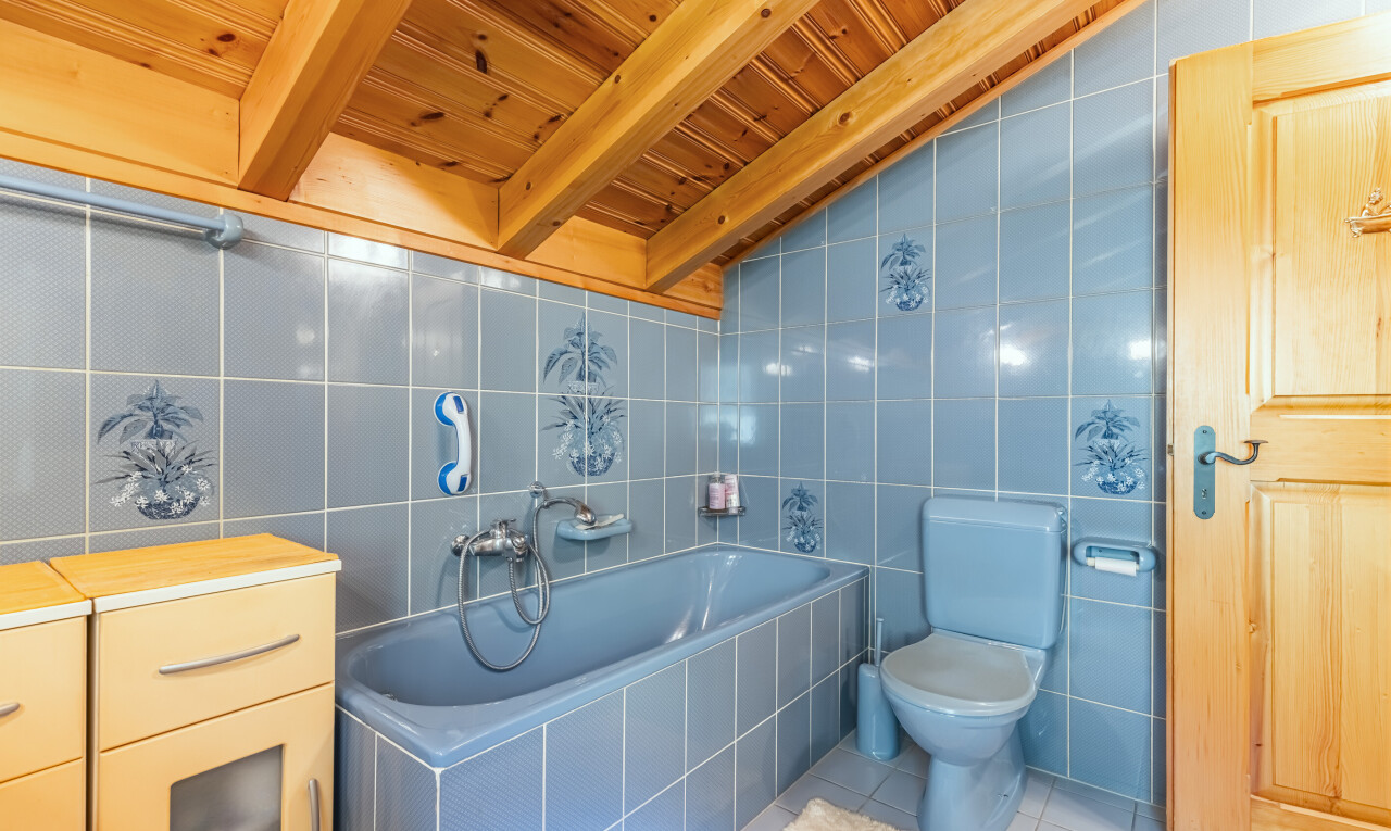 bad mit tile wall, fliesenwand, bad, komplettes badezimmer, und toilette