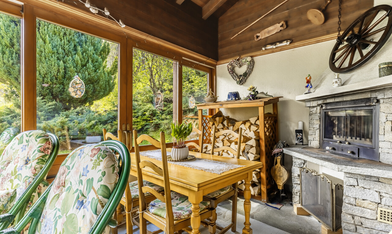 esszimmer mit kamin, dachschräge, vaulted ceiling, natürliches licht, und natural light