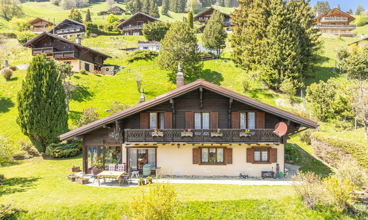 außenansicht mit rasen, terrasse, property visible, und balkon