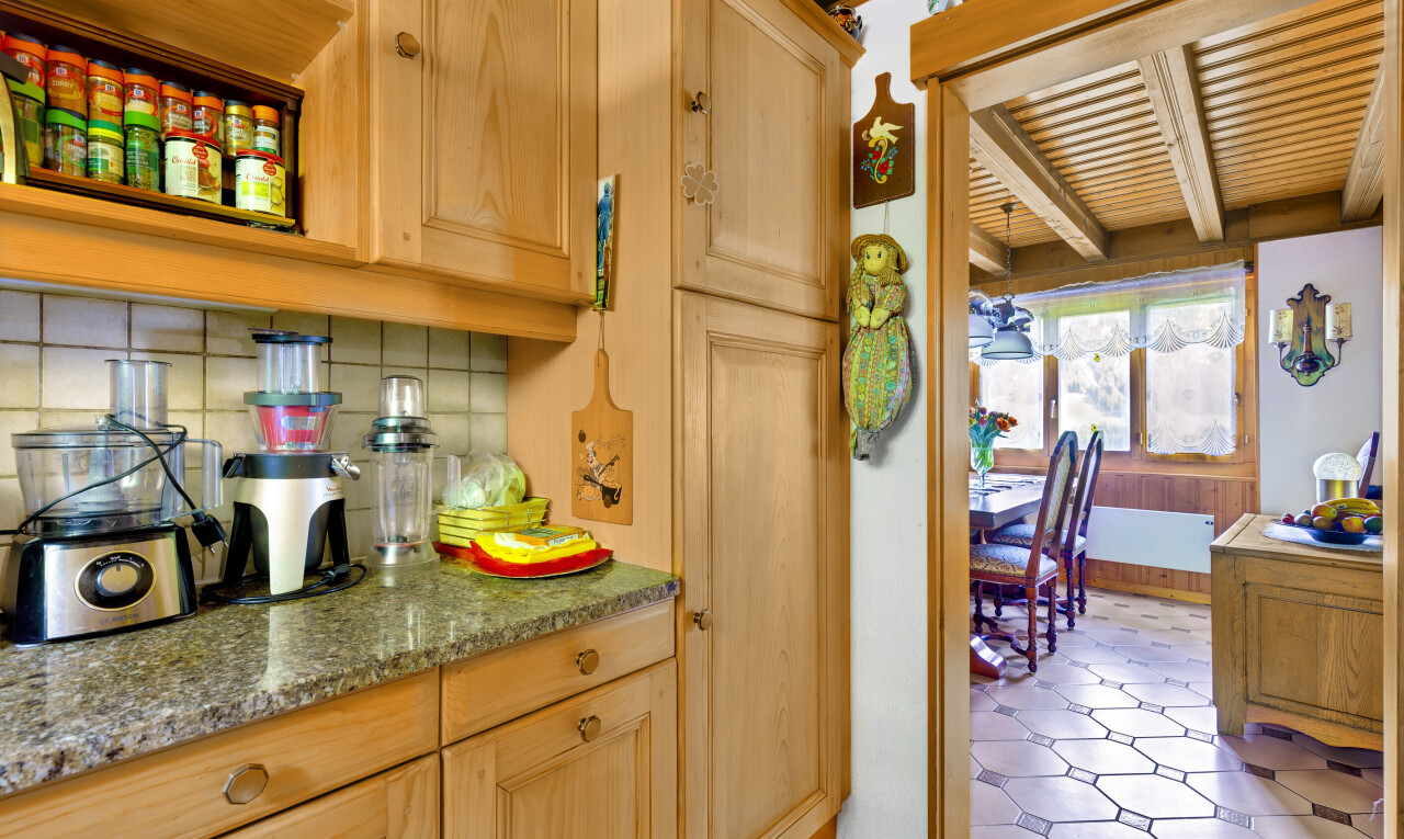 küche mit küchenrückwand beim herd, küchenrückwand beim Herd, hellbraune schränke, light brown cabinets, und inside property