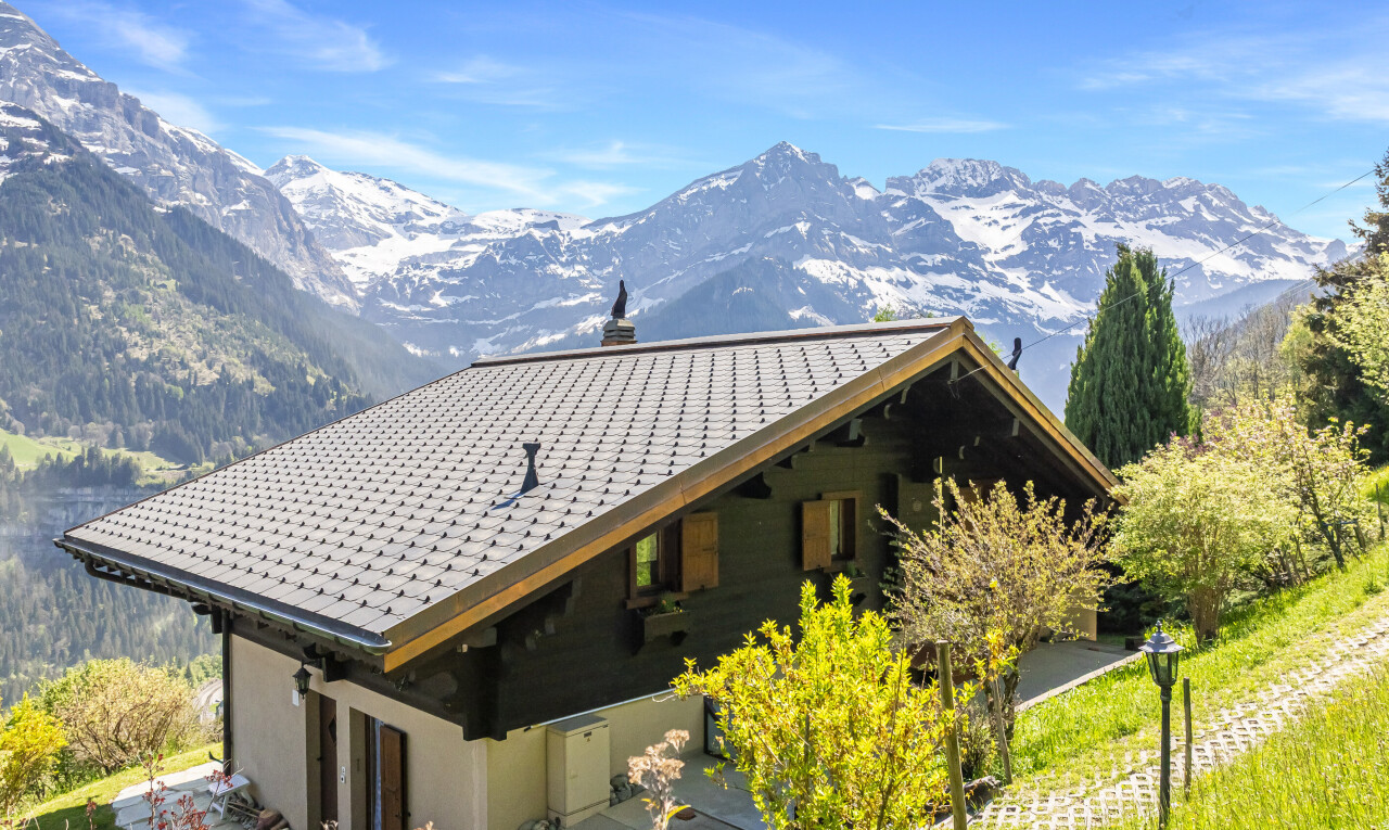 façade avec mountain view, vue sur la montagne, day time, drone view, et cheminée