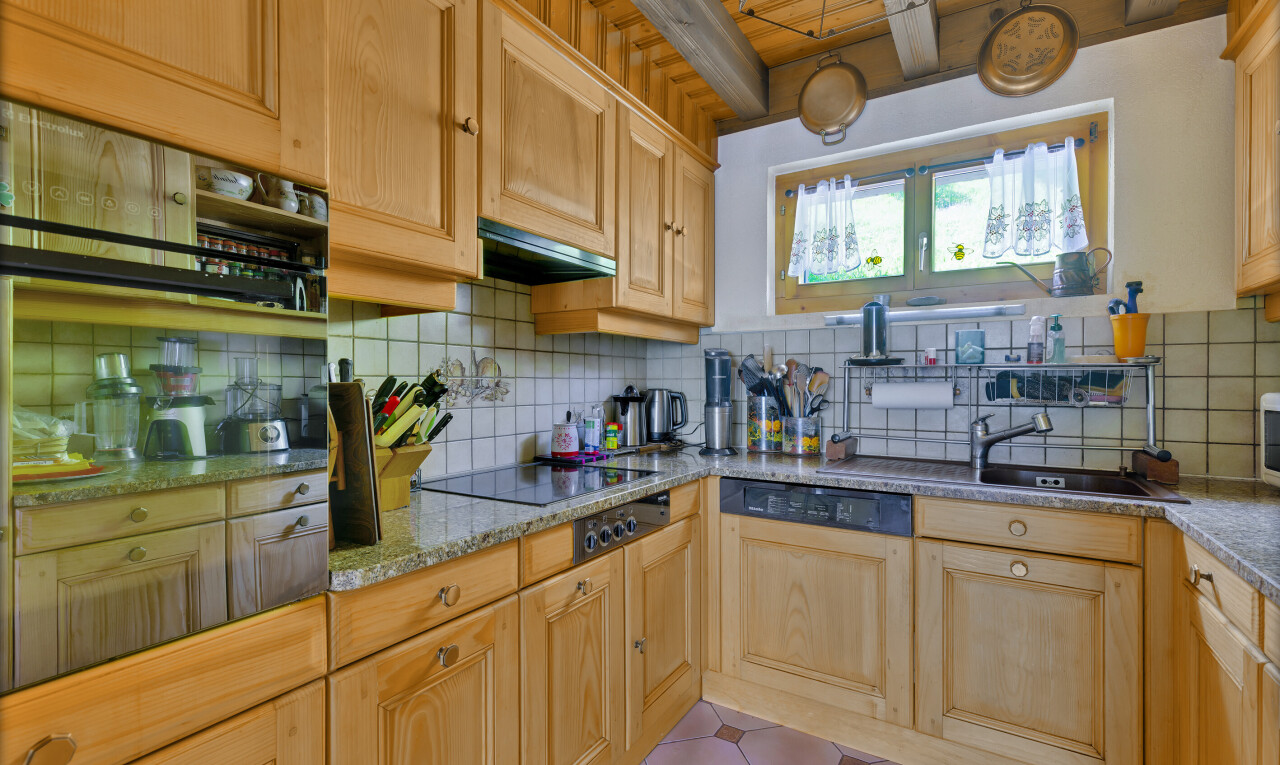 cuisine avec four, armoires marron clair, light brown cabinets, inside property, et lumière naturelle