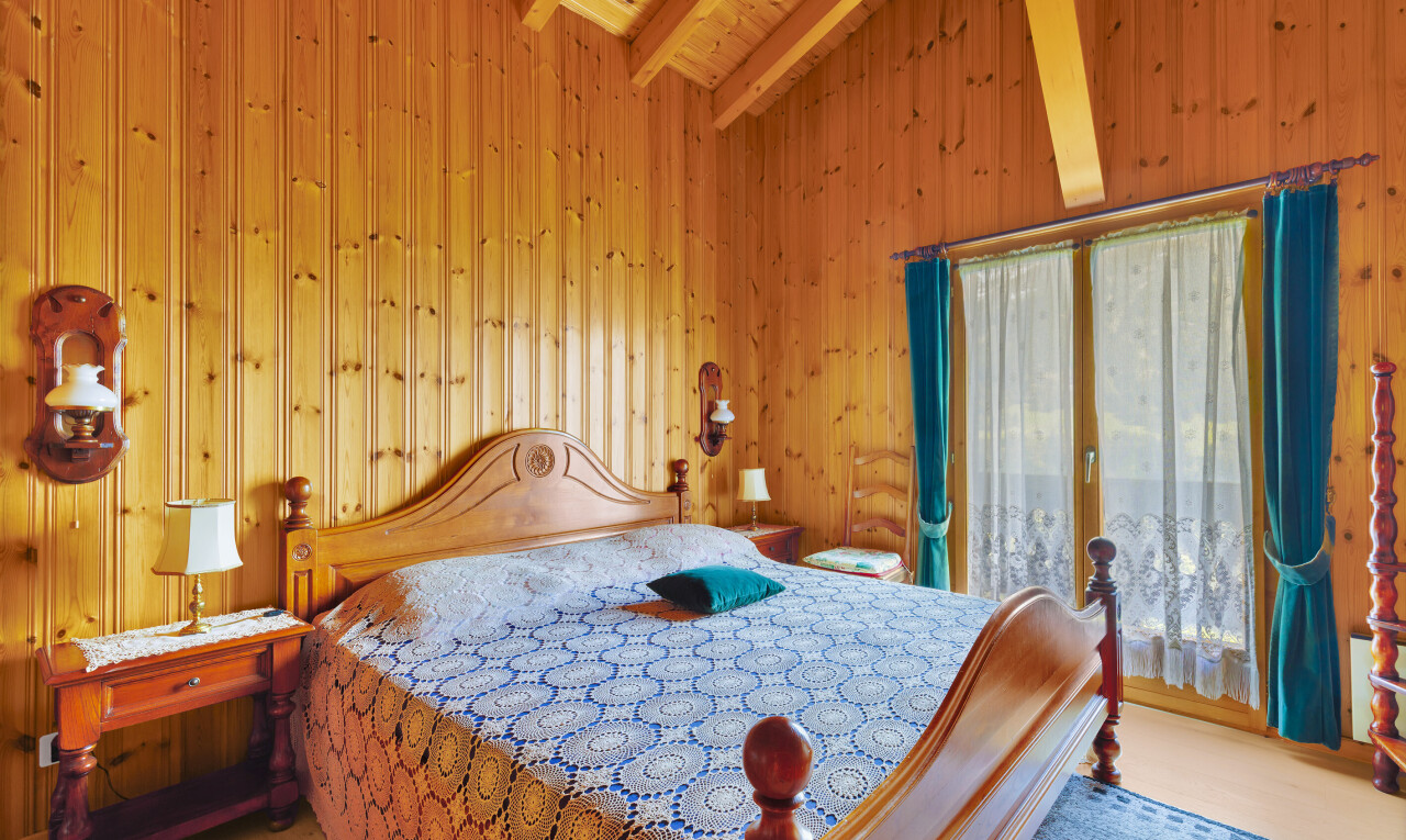 zimmer / schlafzimmer mit balkendecke, beamed ceiling, inside property, dachschräge, und vaulted ceiling