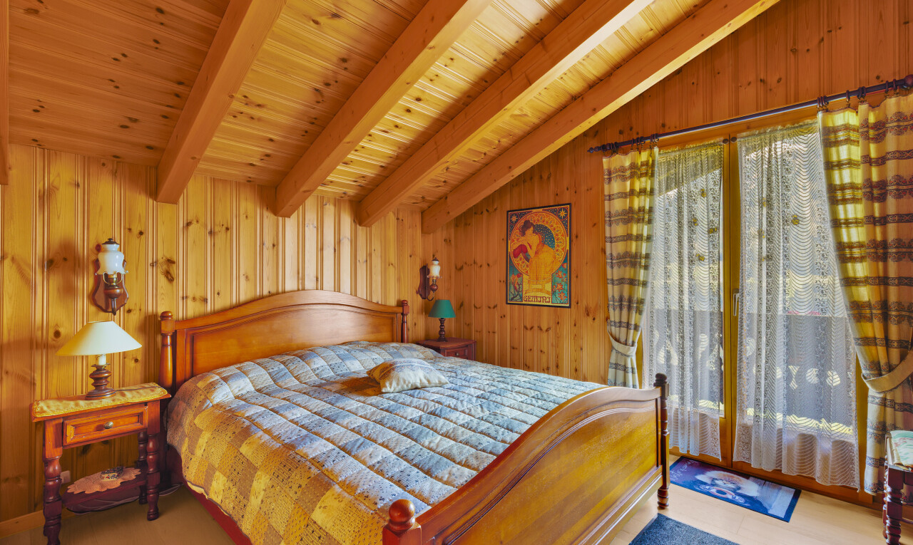 chambre avec plafond à poutres, beamed ceiling, lumière naturelle, natural light, et plafond voûté