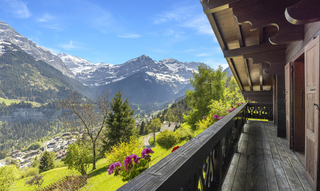 balcon avec from property, vue sur la montagne, mountain view, day time, et balcon