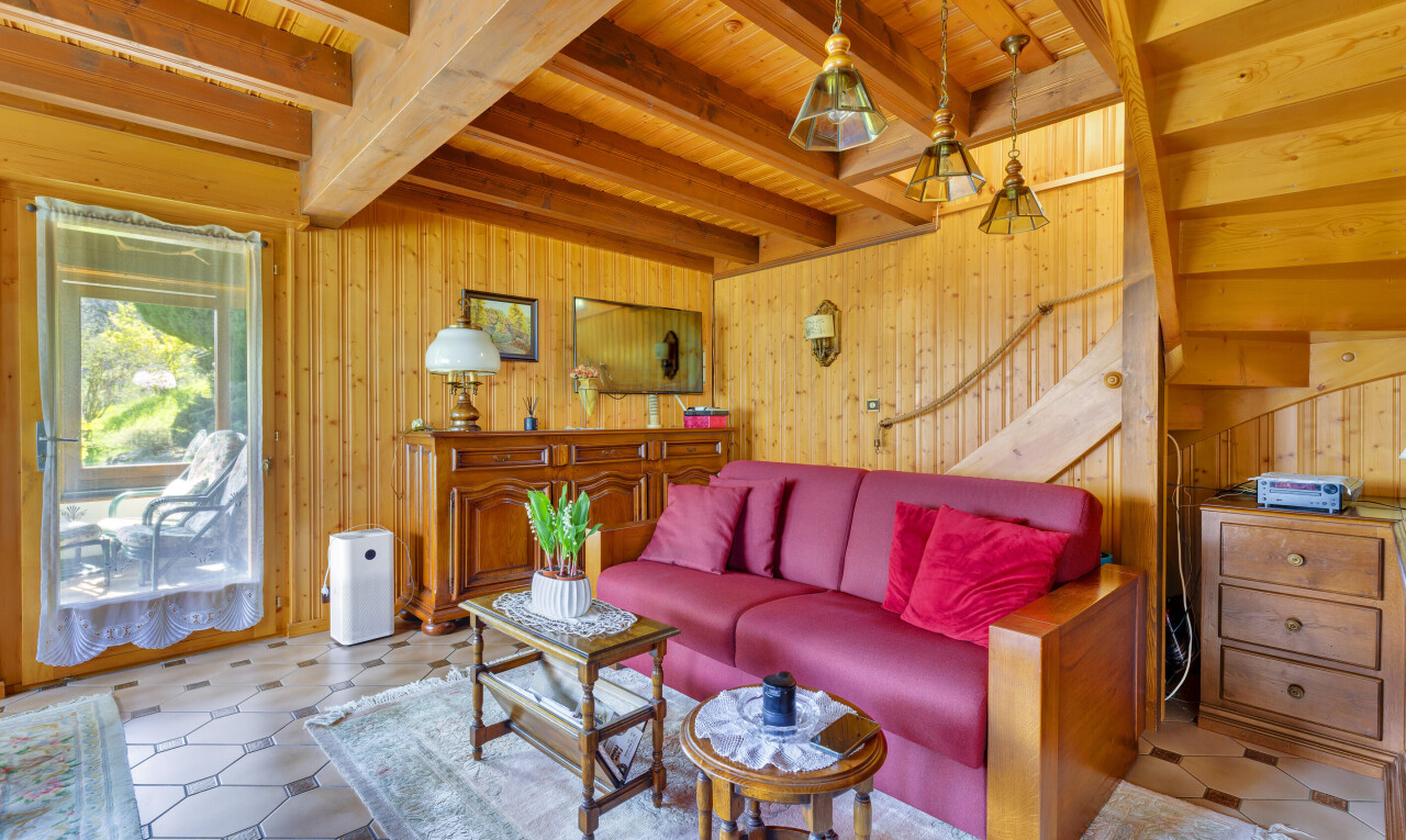 wohnzimmer mit treppen, balkendecke, beamed ceiling, inside property, und natürliches licht