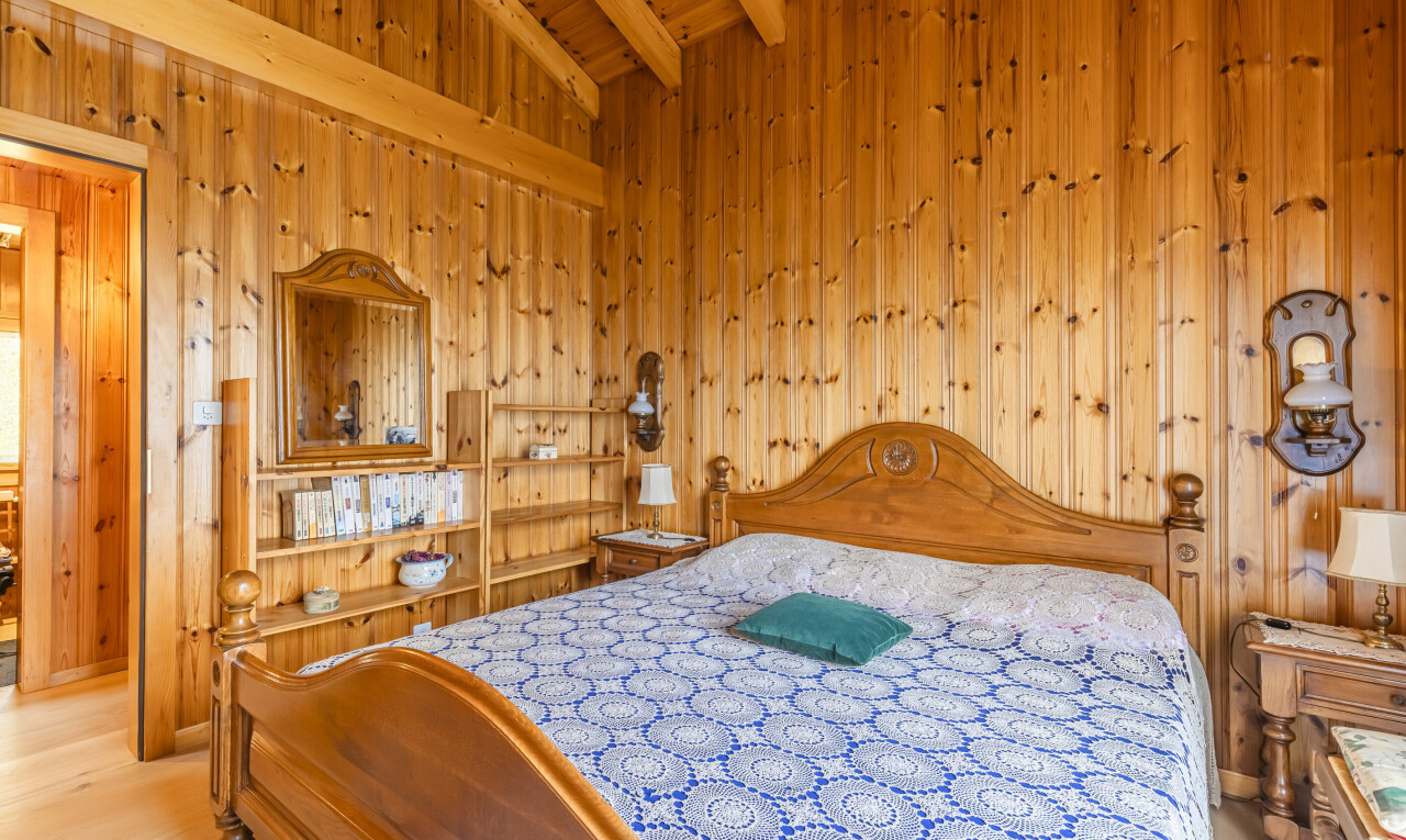 zimmer / schlafzimmer mit inside property, balkendecke, beamed ceiling, dachschräge, und vaulted ceiling
