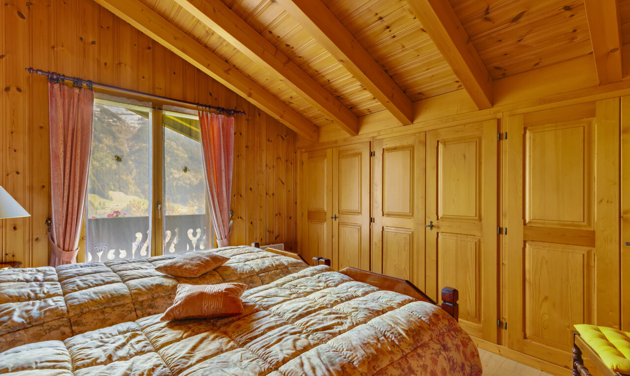 chambre avec accès à l'extérieur, lumière naturelle, natural light, plafond à poutres, et beamed ceiling