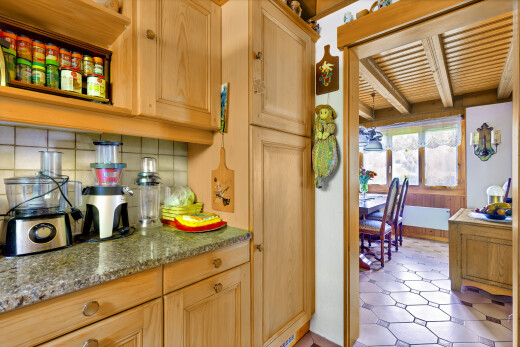 küche mit küchenrückwand beim herd, küchenrückwand beim Herd, hellbraune schränke, light brown cabinets, und inside property