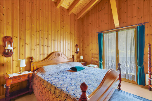 zimmer / schlafzimmer mit balkendecke, beamed ceiling, inside property, dachschräge, und vaulted ceiling