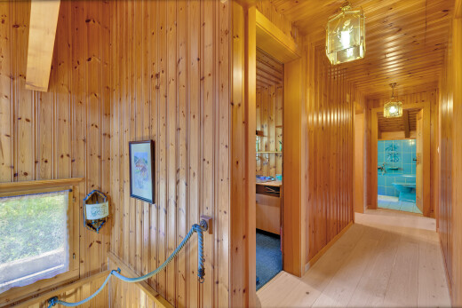 halle / korridor mit obergeschoss-podest, inside property, holzwand, wood wall, und holzfußboden