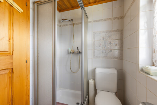 bad mit dusche, komplettes badezimmer, toilette, inside property, und fliesenwand