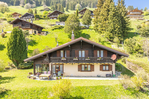 außenansicht mit rasen, terrasse, property visible, und balkon