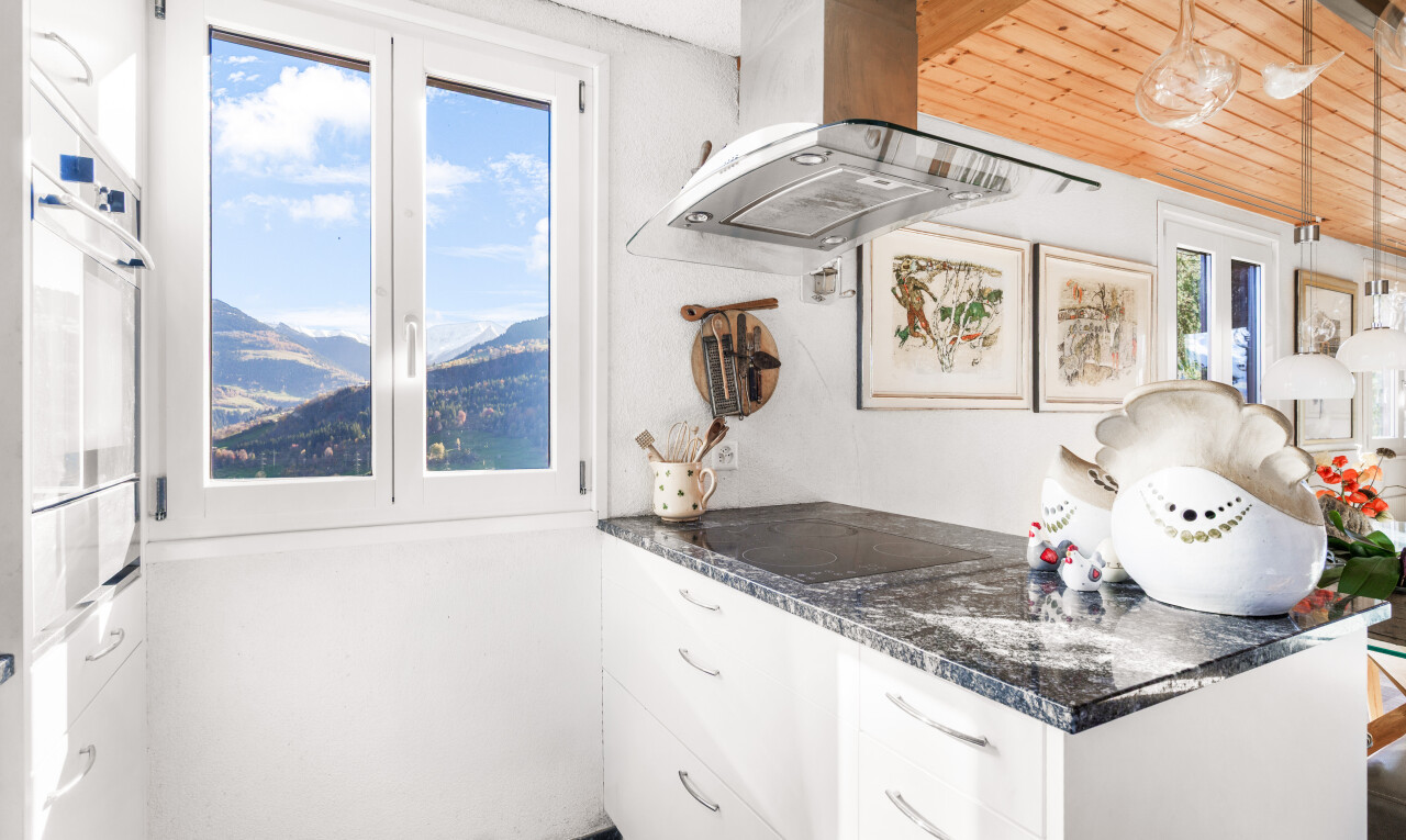 küche mit weiße schränke, dunstabzugshaube, küchentheke, natürliches licht, und natural light