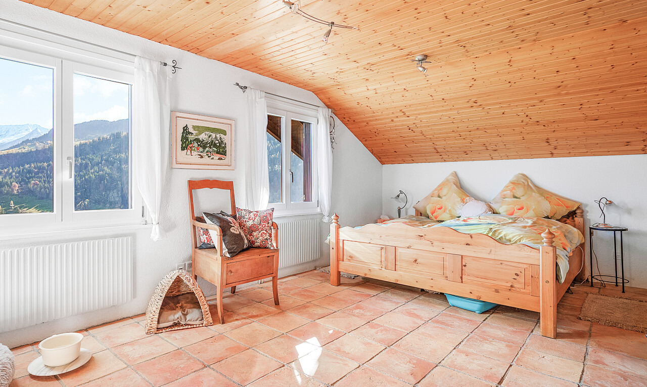 zimmer / schlafzimmer mit zusätzliches zimmer, natural light, natürliches licht, kühler, und low ceiling