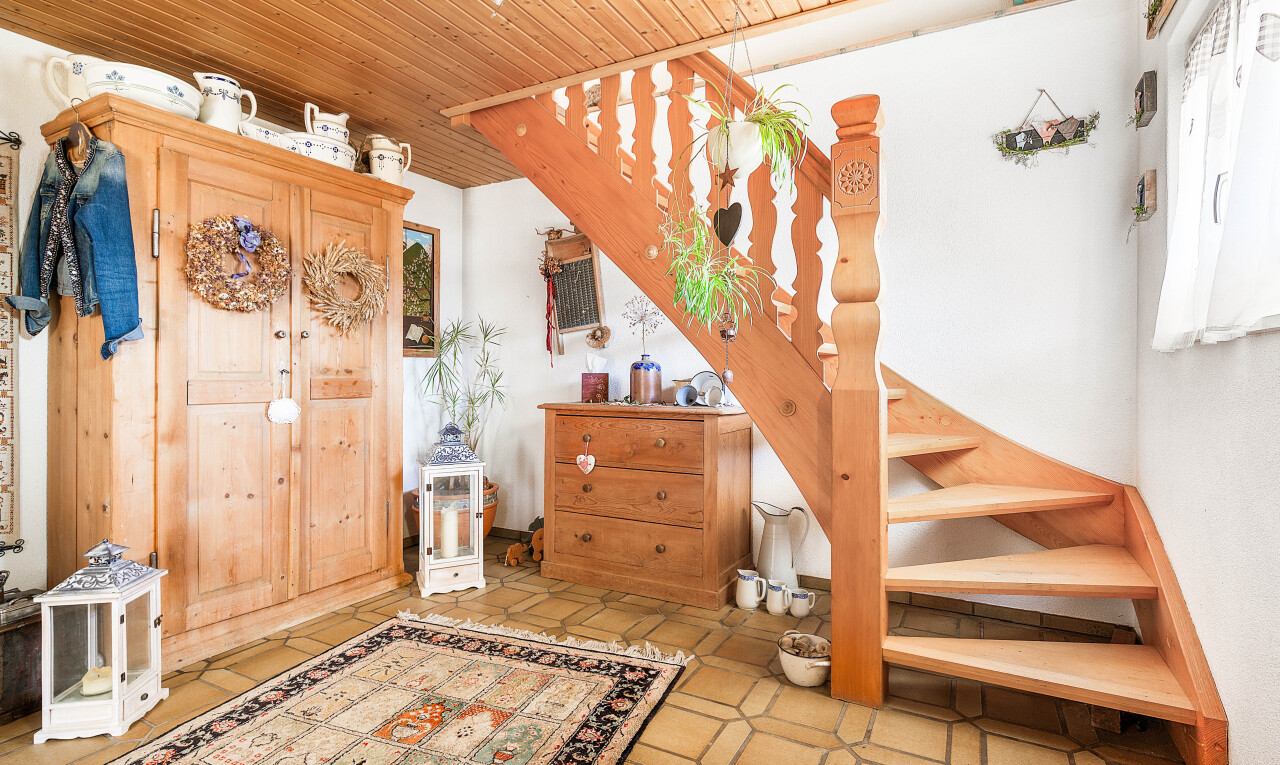 treppe mit inside property, treppen, tile floor, fliesenboden, und wood ceiling