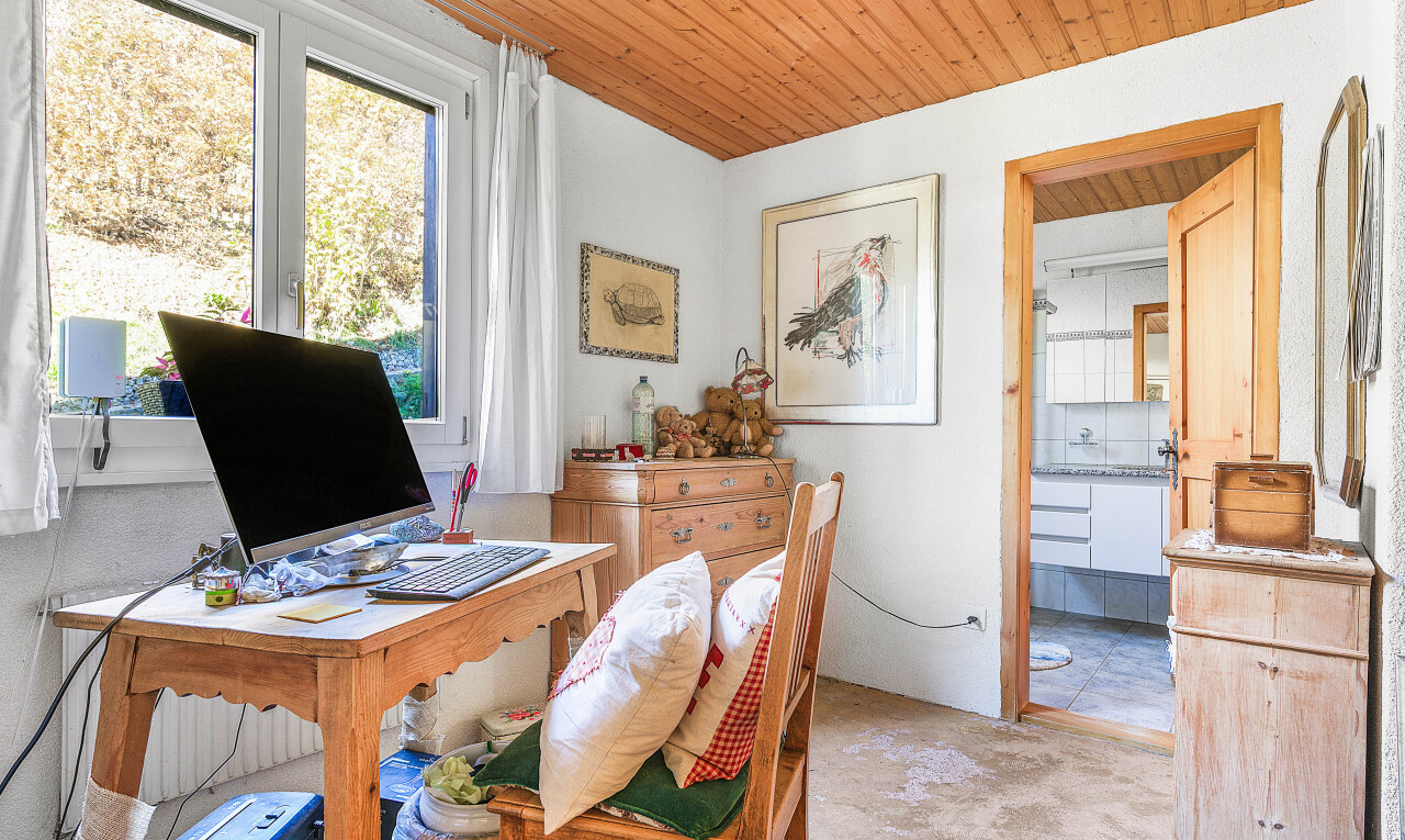 büro mit natural light, natürliches licht, inside property, fernseher, und bürobereich