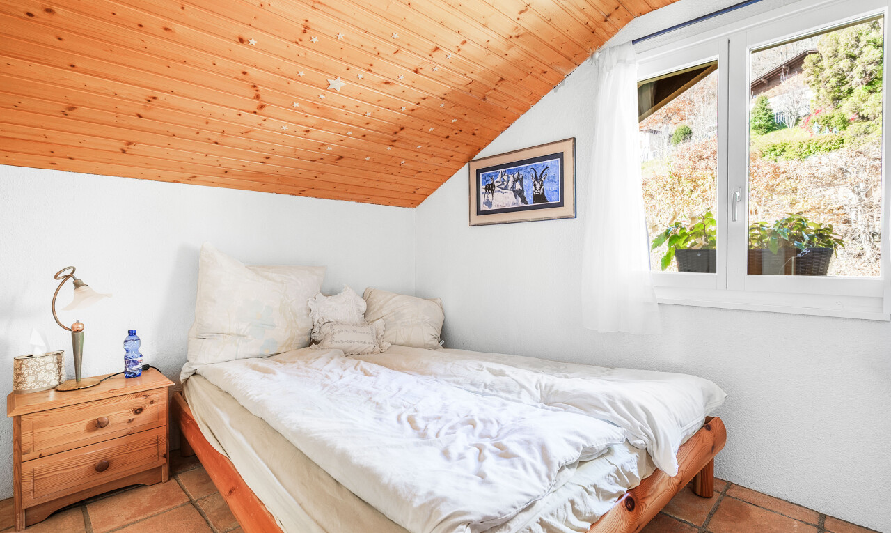 zimmer / schlafzimmer mit inside property, natürliches licht, natural light, dachschräge, und vaulted ceiling