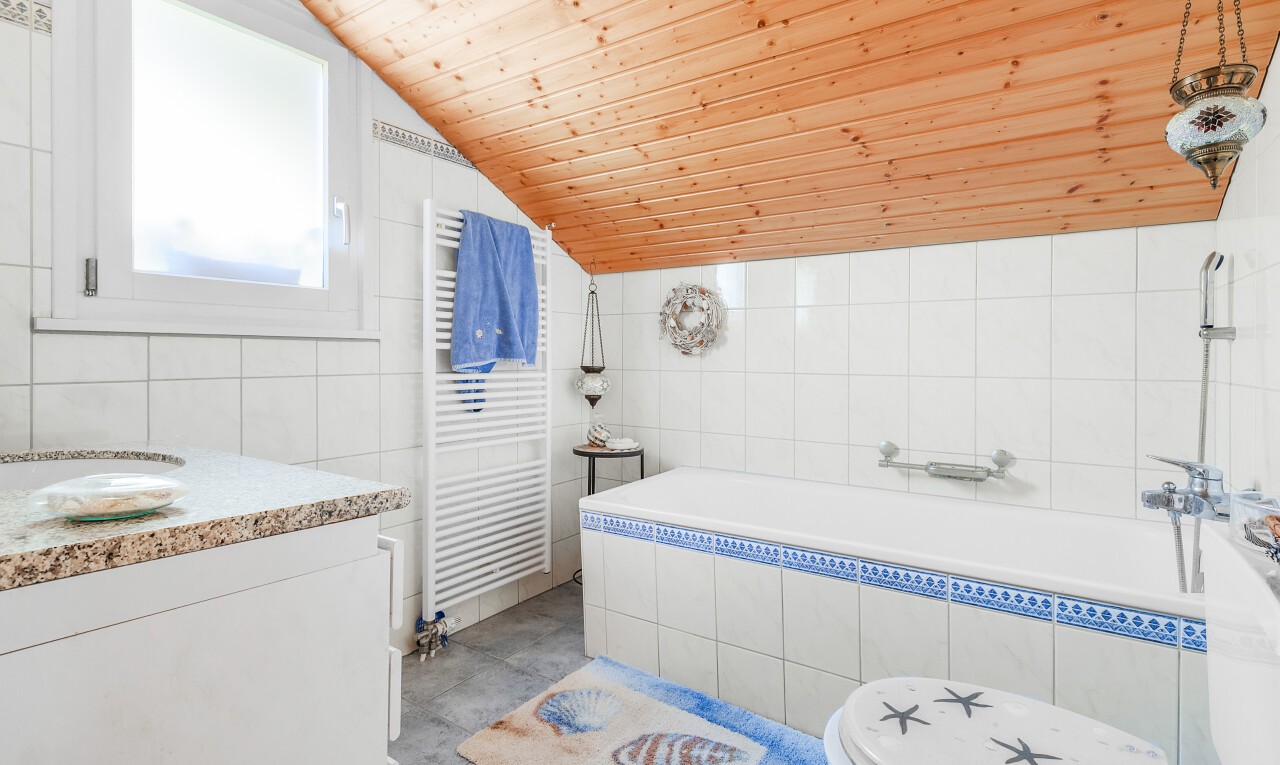 bad mit handtuchwärmer, vaulted ceiling, dachschräge, kühler, und komplettes badezimmer