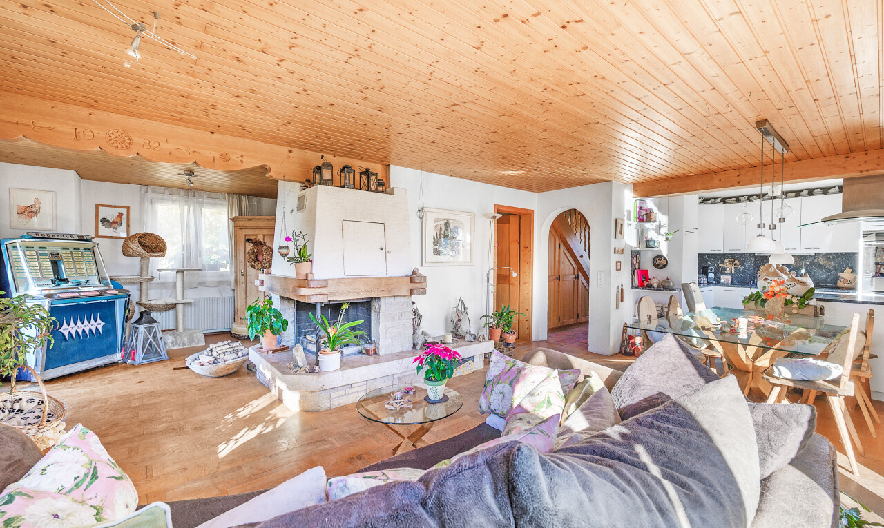 wohn- / esszimmer mit inside property, wood finish floor, holzfußboden, gewölbte gehwege, und kamin