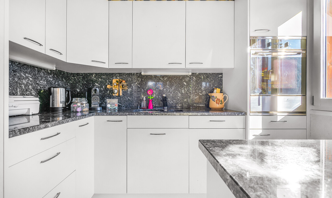 küche mit weiße schränke, stein arbeitsplatten, inside property, küchenrückwand beim Herd, und küchenrückwand beim herd