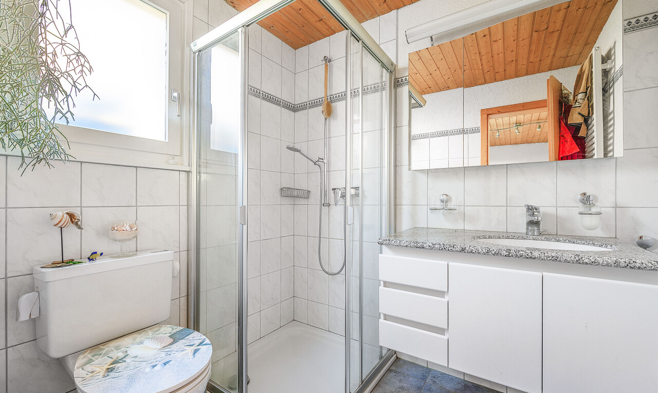 bad mit tile wall, fliesenwand, schminktisch, natural light, und natürliches licht