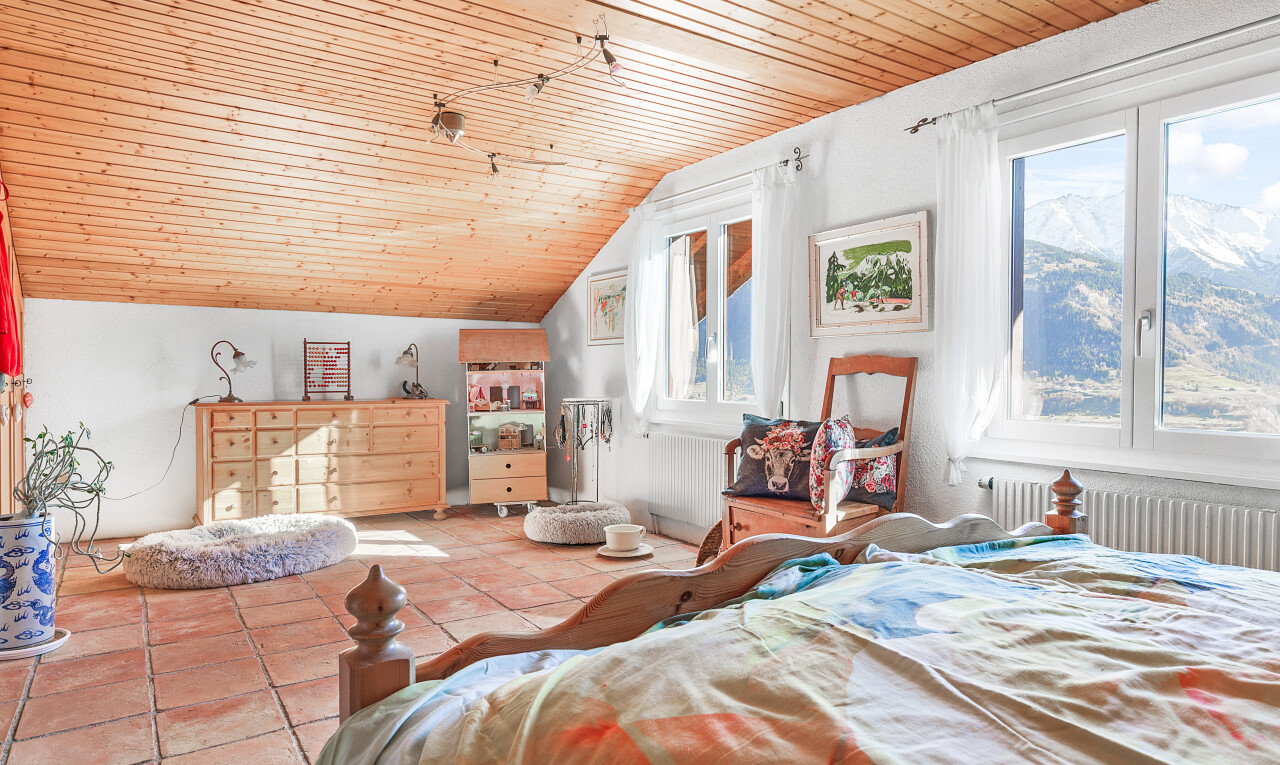 zimmer / schlafzimmer mit vaulted ceiling, dachschräge, inside property, natural light, und natürliches licht