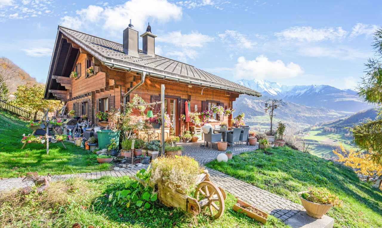 außenansicht mit rasen, terrasse, day time, schornstein, und mountain view