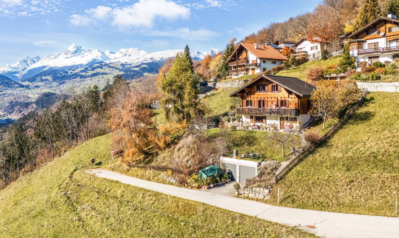 außenansicht mit rasen, balkon, day time, blick auf die berge, und mountain view