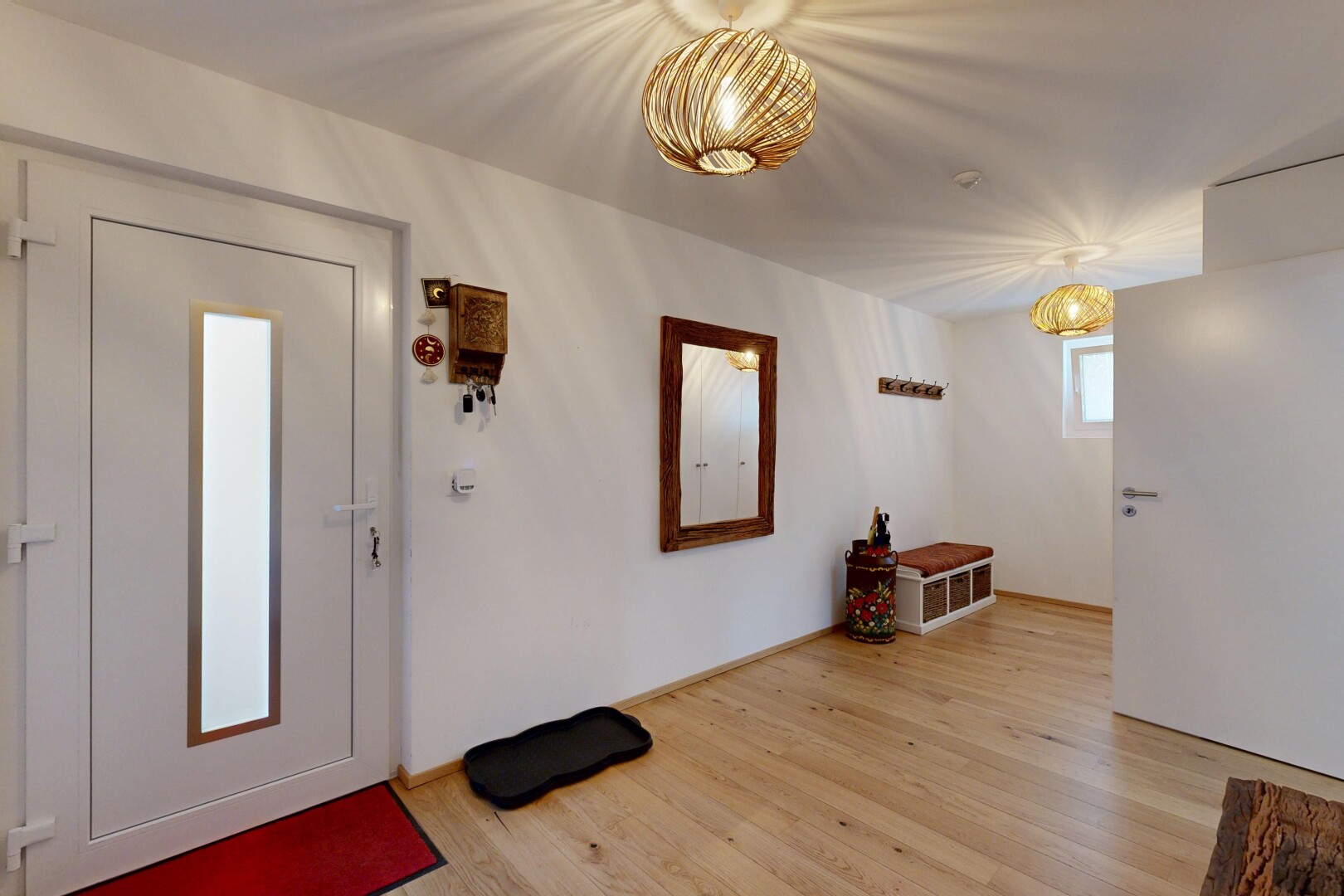 pièce vide avec inside property, sol en finition bois, wood finish floor, cloison sèche, et drywall