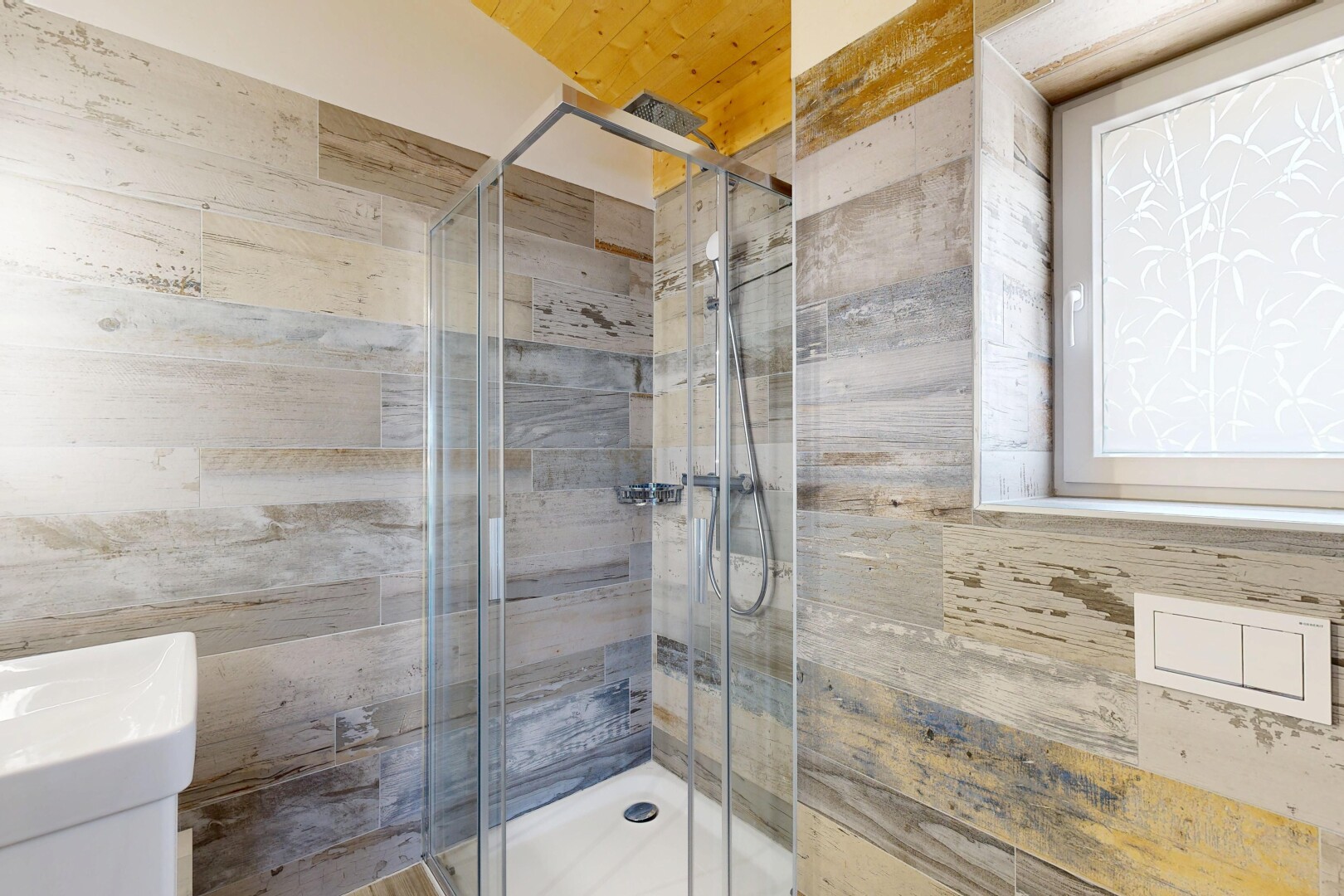 salle de bains avec douche, salle de bain complète, inside property, et lavabo (ou coiffeuse selon le contexte)