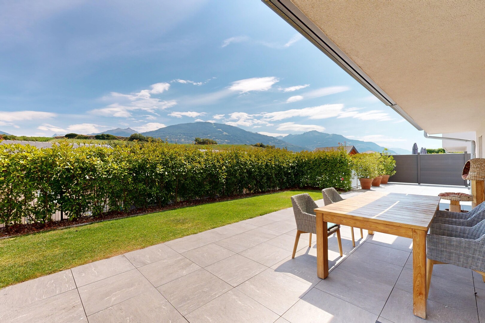 terrasse avec from property, vue sur la montagne, mountain view, coin repas extérieur, et terrasse