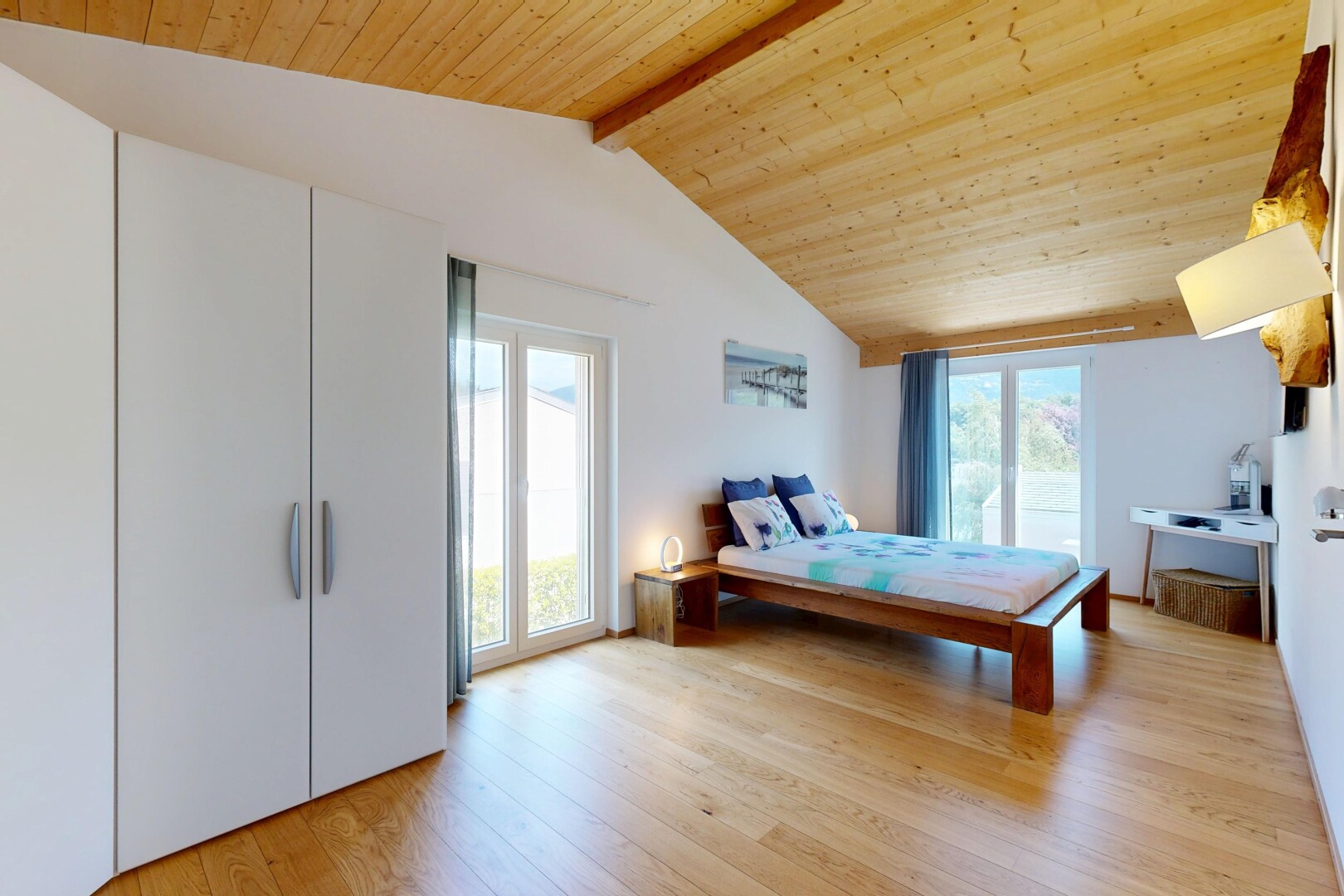 chambre avec plafond en bois, wood ceiling, inside property, sol en finition bois, et wood finish floor