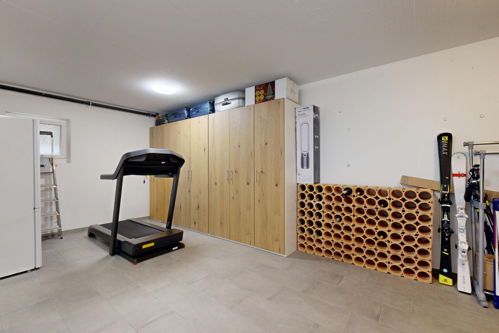 gym avec cloison sèche, drywall, inside property, sous-sol, et light floor