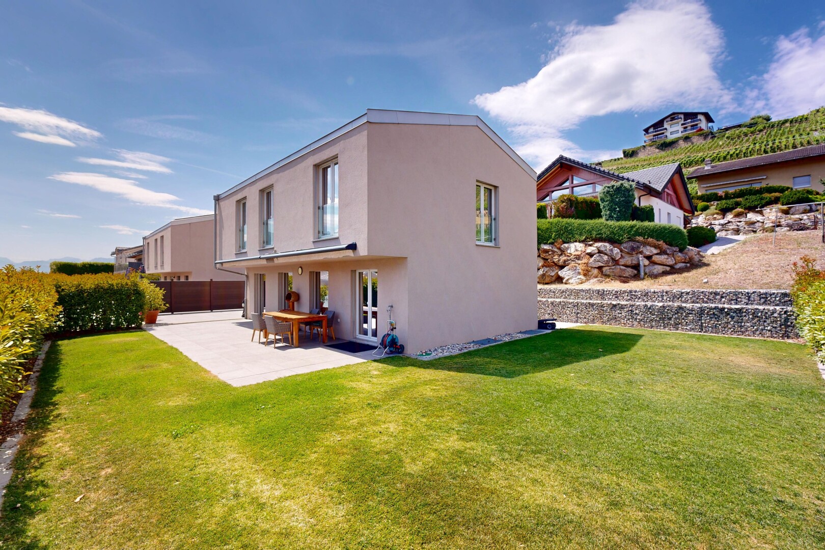 façade avec bardage en stuc, day time, pelouse, terrasse, et property visible