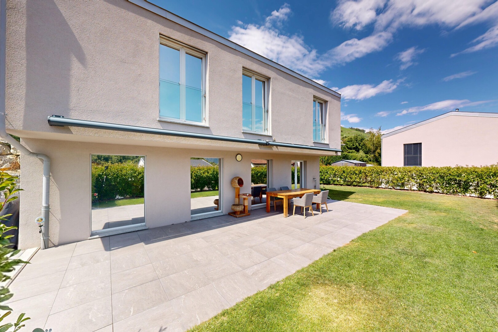terrasse avec pelouse, terrasse, from property, et day time