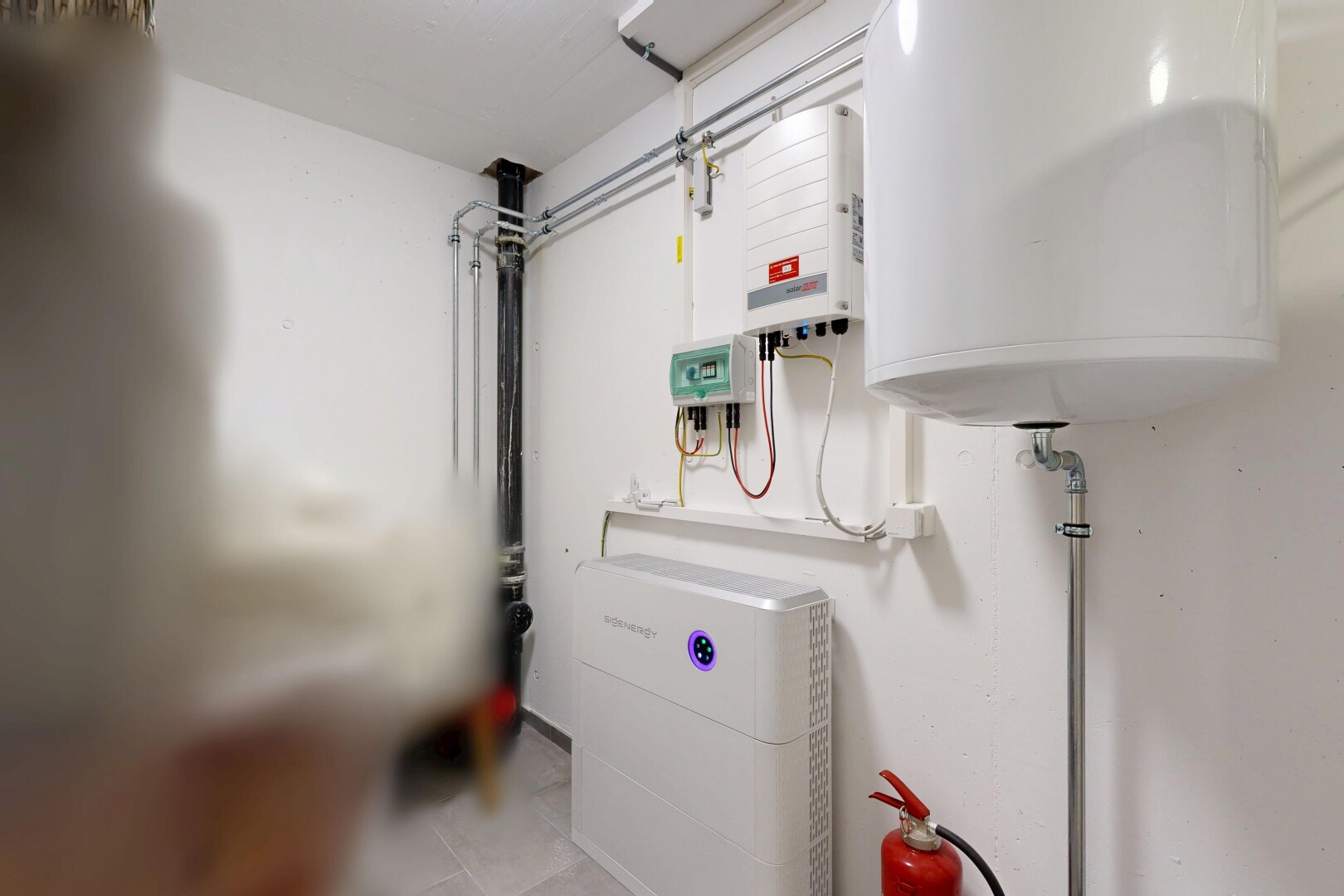 buanderie avec inside property, light floor, cloison sèche, et drywall