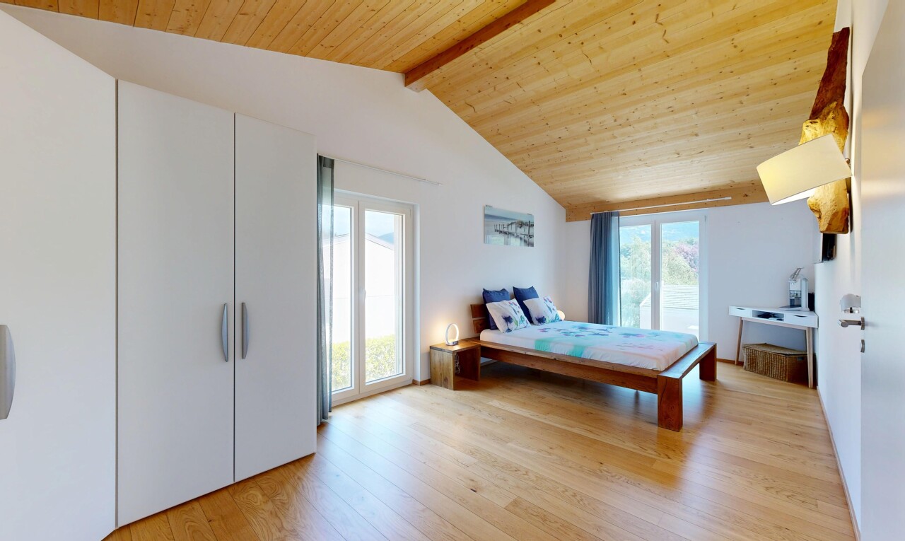 chambre avec plafond en bois, wood ceiling, inside property, sol en finition bois, et wood finish floor