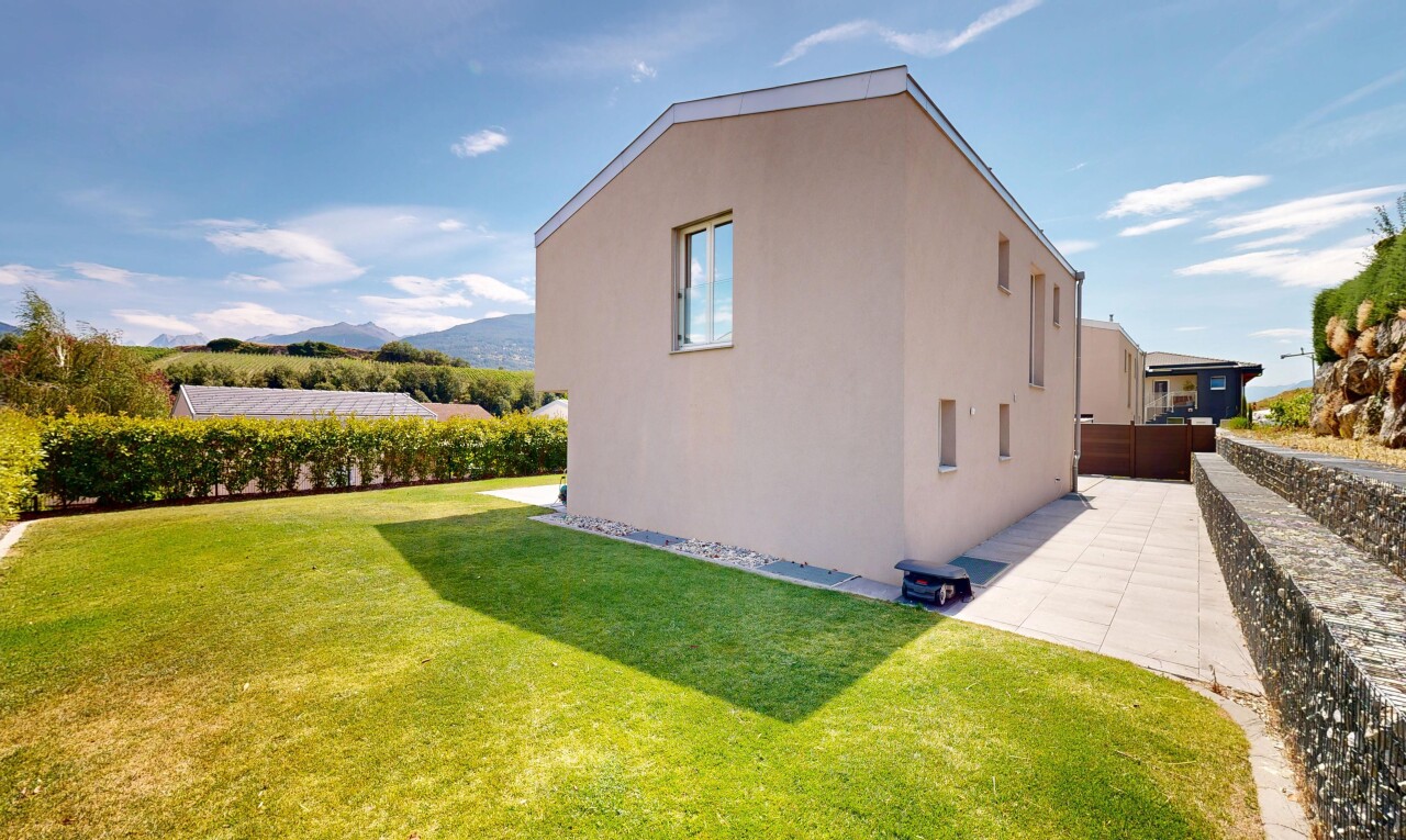 façade avec bardage en stuc, from property, pelouse, et day time