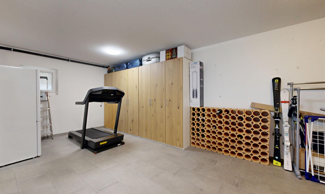 gym avec cloison sèche, drywall, inside property, sous-sol, et light floor