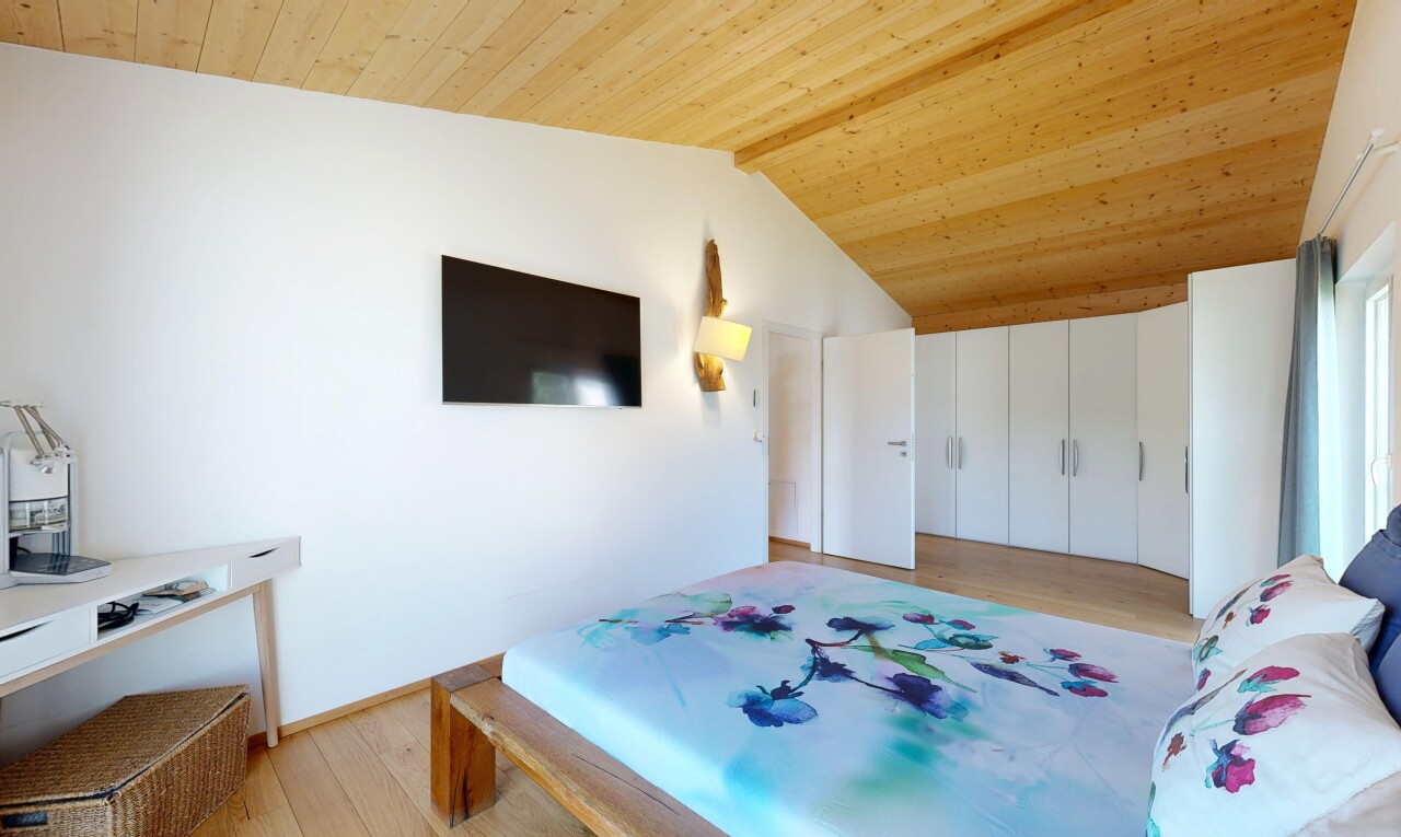 chambre avec sol en finition bois, wood finish floor, inside property, light floor, et cloison sèche