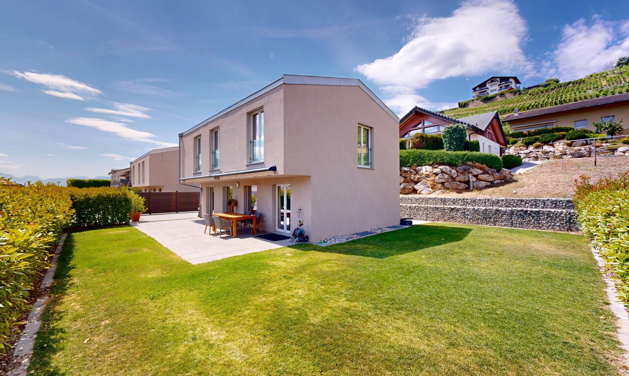 façade avec bardage en stuc, day time, pelouse, terrasse, et property visible