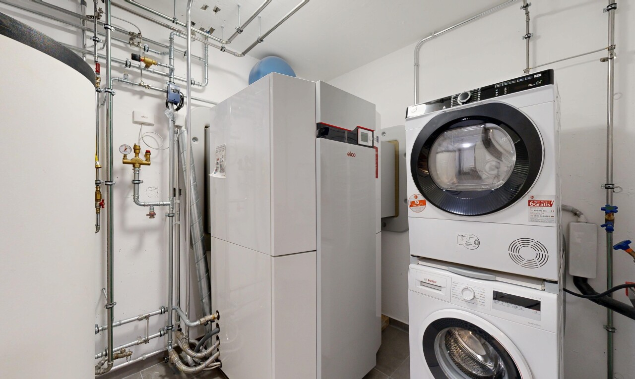 buanderie avec lave-linge et sèche-linge superposés, inside property, buanderie, cloison sèche, et drywall