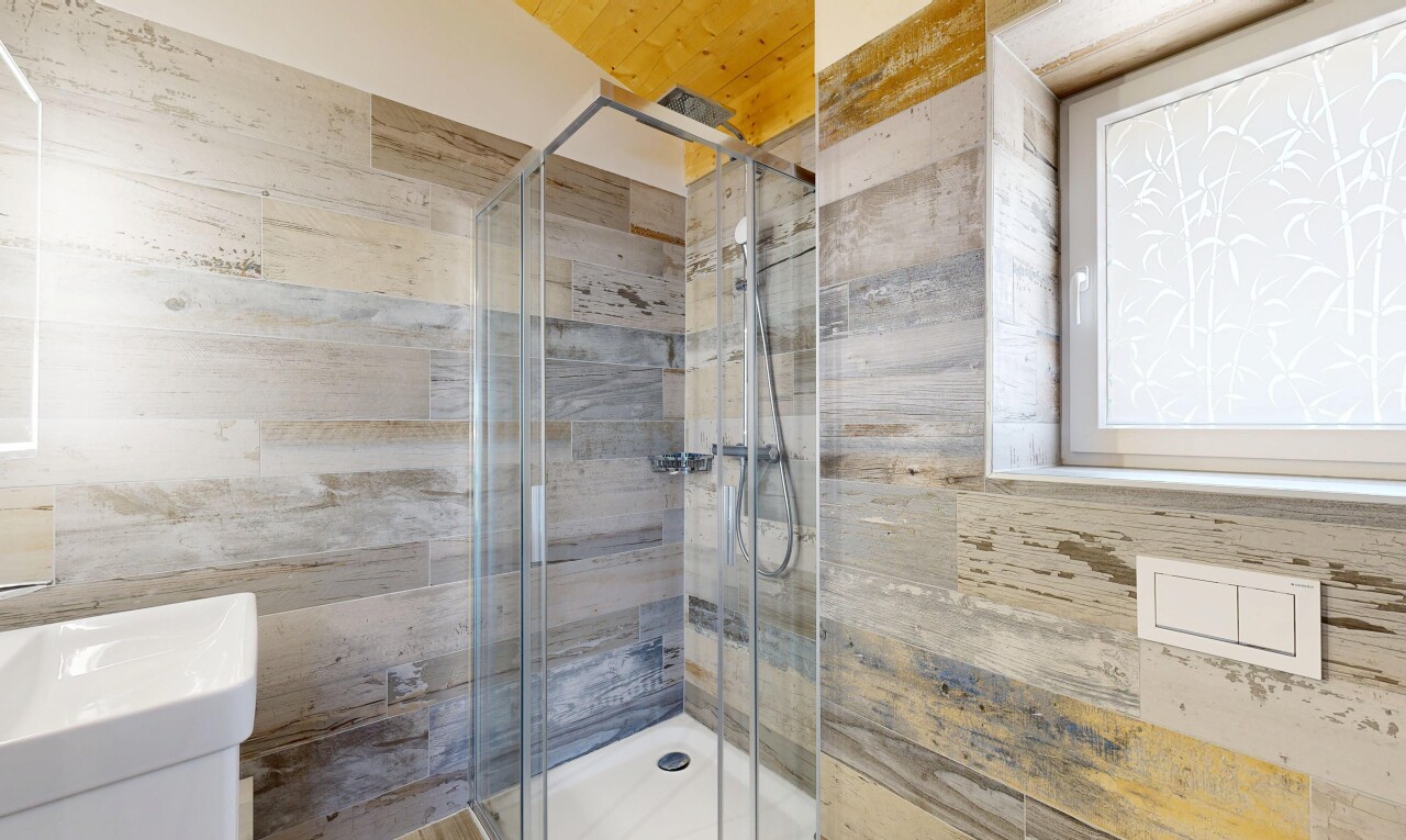 salle de bains avec douche, salle de bain complète, inside property, et lavabo (ou coiffeuse selon le contexte)