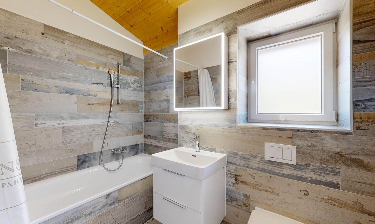 salle de bains avec salle de bain complète, lumière naturelle, natural light, plafond en bois, et wood ceiling