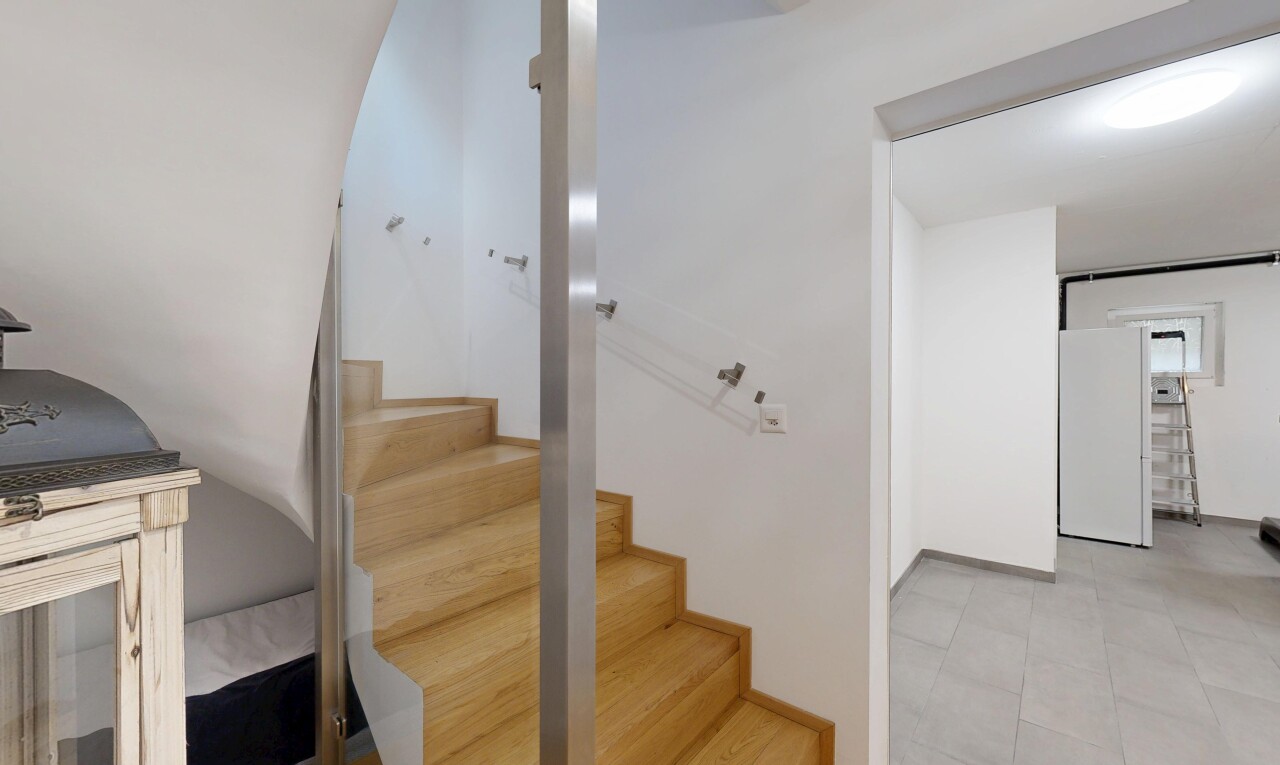 escaliers avec escaliers, cloison sèche, drywall, inside property, et sol en carrelage