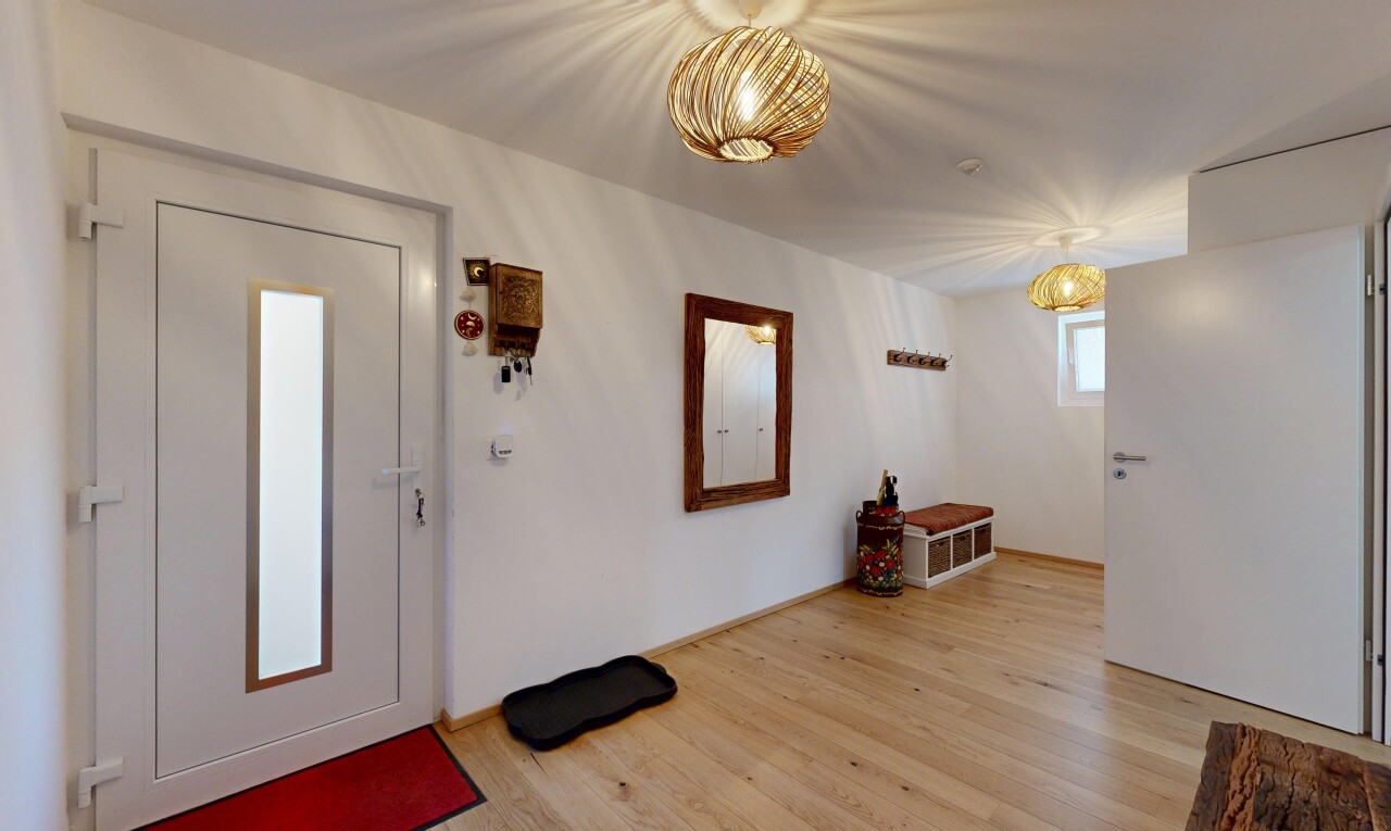 pièce vide avec inside property, sol en finition bois, wood finish floor, cloison sèche, et drywall
